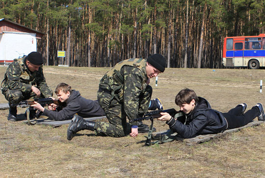 Більше 900 школярів Чернігівщини проходять військову підготовку на Гончарівському полігоні