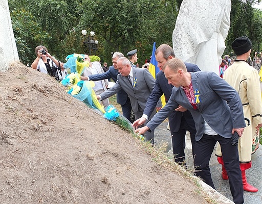 Покладання квітів до пам’ятників Т.Г.Шевченку та “Борцям за волю та незалежність України”