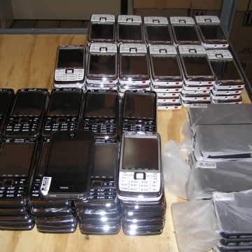 Партію мобільних телефонів вартістю 329 тисяч гривень намагались незаконно ввезти в Україну мешканці Чернігівської області