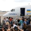 Українські військовополонені моряки і політв'язні повернулися додому