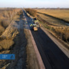 На ділянці дороги Т-25-27 між селами Макіївка та Новий Биків майже завершені роботи з влаштування фінішного шару нового покриття.