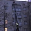 Рятувальники надали допомогу чоловіку, який застряг на козирку балкону на п’ятому поверсі