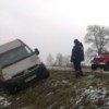 Рятувальники вивільнили з кювету мікроавтобус