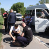 У пригороді Чернігова поліція затримала чоловіка, який погрожував підірвати міжміський автобус