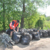 30 кубометрів сміття за 2 години: працівники служби автодоріг прибирали на узбіччі 