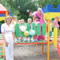 Яна Клочкова на відкритті дитячого майданчику у будинку для дітей