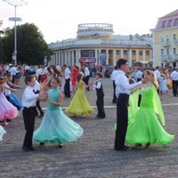 Вальс у виконанні 435 пар на Красній площі в Чернігові