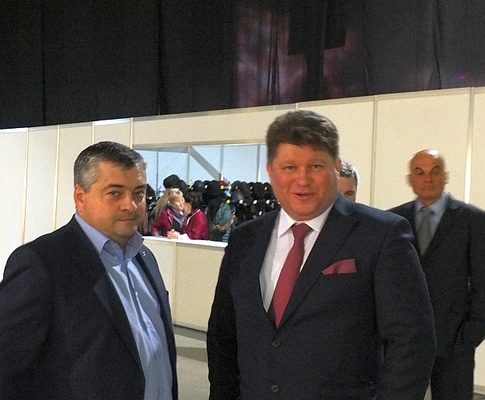 Народний депутат України Олег Дмитренко (справа)