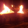 На Чернігівщині хата згоріла вщент, поки пожежну машину витягали з болота. ВІДЕО