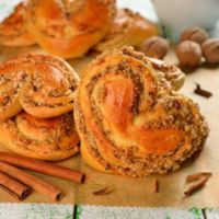 Плюшки с ореховой начинкой