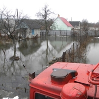 Тала вода розмила ґрунтову дорогу та частко зруйнувала дамбу