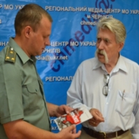 Левко Лук'яненко подарував чернігівським військовим авторські книги