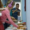 Як у міській бібліотеці ім.Довженка пригощали шарлоткою. ФОТОрепортаж