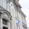 На будівлі Чернігівської міськради на знак солідарності з моряками вивісили прапор ВМС України