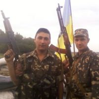Корюківчани Денис Мостович (зліва) та Руслан Летута на блокпосту під Луганськом
